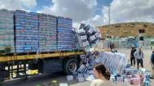 مستوطنون إسرائيليون يعتدون على شاحنات مساعدات متوجهة إلى غزة