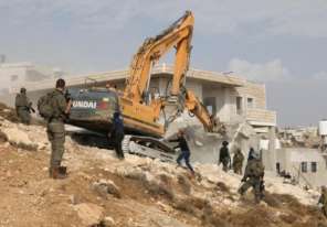 6 عائلات تخلي منازلها تمهيدا لهدمها في مدينة نابلس
