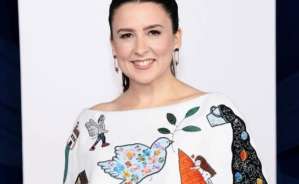 &quot;مس راشيل&quot; ترتدي فستانا يحمل رسومات أطفال من غزة خلال حفل جوائز نساء العام2025