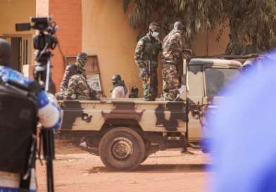 فرنسا تدعو رعاياها إلى مغادرة مالي فوراً