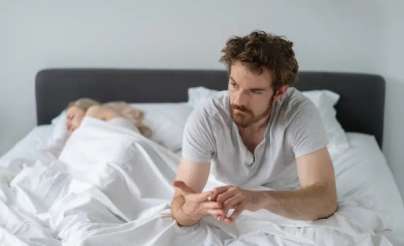 خبراء يحذرون من الاستيقاظ المتكرر بين الثانية والثالثة صباحاً