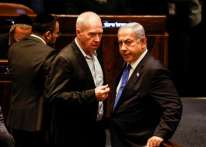 غالانت يشن هجوماً حاداً على نتنياهو بشأن صفقة التبادل و"الانتصار المطلق".. والأخير يرد