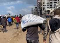 (أونروا) تعلن نفاد إمداداتها من الطحين في قطاع غزة