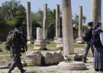 الاحتلال يخطر بوقف بناء 15 مسكنًا في أريحا ومستوطنون يقتحمون الموقع الأثري في سبسطية