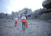 الهلال الأحمر: ارتفاع شهداء طواقمنا في غزة إلى 33 منذ بدء العدوان