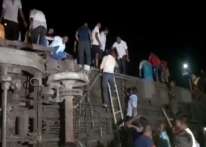 شاهد: مقتل 50 شخصاً وإصابة المئات بحادث قطار مروع في الهند