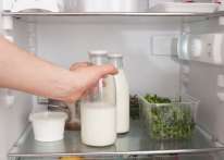 تحذيرات من تخزين الحليب في هذا المكان بالثلاجة