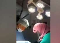 بالفيديو.. فريق طبي باكستاني يستمر بإجراء عملية جراحية أثناء الزلزال