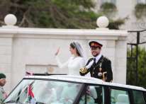 صور وفيديو.. الموكب الأحمر المهيب في زفاف الأمير الحسين والأميرة رجوة