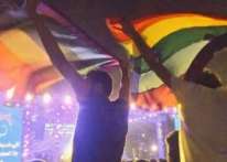 رفع علم &#34;المثليين&#34;في حفل غنائي يحدث بلبلة لدى المصريين