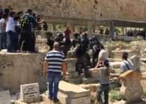 فيديو: لحظة اعتداء جيش الاحتلال على الصحفيين في مقبرة باب الرحمة