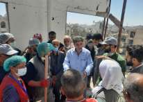 السفير عبد الهادي يتفقد مخيم اليرموك ويتطلع على أعمال إزالة الركام من منازل الأهالي