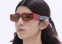 لصيف 2022.. إليكِ أجمل النظارات الشمسية باللون الأحمر