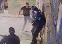 شاهد: إصابة شرطي إسرائيلي في عملية طعن بالقدس
