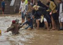 فيضانات اليمن تؤدي بحياة 77 شخصًا وتشرد الآلاف