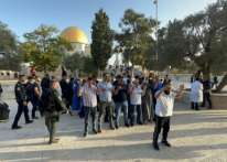 شاهد: عشرات المستوطنين يقتحمون المسجد الأقصى
