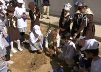 شاهد: الاتحاد الأوروبي و(أونروا) يفتتحان حديقة السلام بمدرسة القدس شمال القطاع