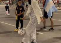 خلال بطولة كأس العالم.. فتاة تتحدى شاباً وتظهر مهاراتها في كرة القدم بالدوحة
