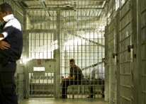 مركز فلسطين: 41 أسيرا أمضوا ربع قرن في سجون الاحتلال بشكل متواصل