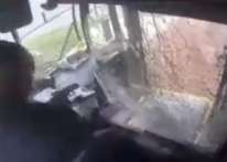 فيديو مُرعب.. مواجهة بالمسدسات بين راكب حافلة وسائقها