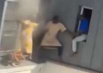 على ارتفاع 6 طوابق.. رجل ينقذ جيرانه من حريق ضخم (فيديو)
