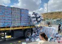 مستوطنون إسرائيليون يعتدون على شاحنات مساعدات متوجهة إلى غزة