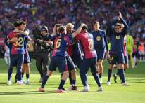 برشلونة يهزم ريال مدريد ويقترب من التتويج بالدوري الإسباني