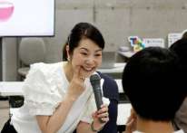 شاهد: بعد سنوات من ارتداء الكمامات.. دروس في اليابان لتعليم الابتسامة