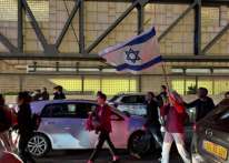 متظاهرون يغلقون طريقا قرب تل أبيب للمطالبة برحيل حكومة نتنياهو