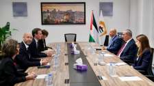 الشيخ يبحث مع وفد أوروبي وقف العدوان على غزة واعتداءات المستوطنين