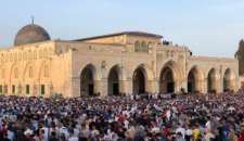 عشرات الآلاف يؤدون صلاة الجمعة في رحاب المسجد الأقصى