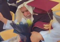 بالفيديو: مقطع مؤثر لمسن سعودي خلال تخرج ابنته بالتبني من الجامعة
