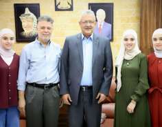 المحافظ أبو بكر يستقبل التوائم الثلاثة اللواتي تخرجن من جامعة بيرزيت