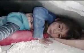 &quot;طلعني ورح اشتغل خدامة عندك&quot;.. فيديو موجع لطفلة سورية تحت الأنقاض