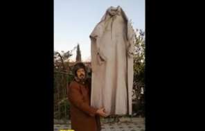 شاهد: سعودي يعرض ثوبه المتجمد من شدة البرودة