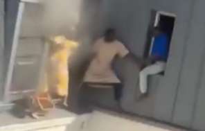 على ارتفاع 6 طوابق.. رجل ينقذ جيرانه من حريق ضخم (فيديو)