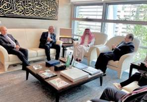فيديو.. أول سفير سعودي يصل فلسطين لتقديم نسخة من أوراق اعتماده للرئيس عباس