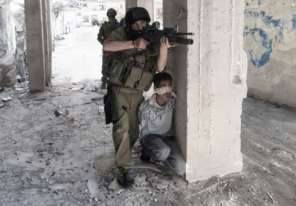 شاب من غزة يروي كيف استخدمه الاحتلال كدرع بشري لمدة 40 يوماً