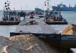 الأمواج تجرف جزءا من الميناء الأميركي العائم قبالة سواحل غزة