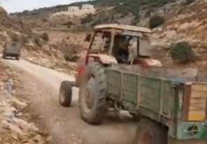 سلفيت: الاحتلال يعتقل مُسناً ويستولي على جراره الزراعي في دير استيا
