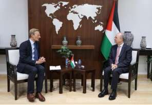رئيس الوزراء الفلسطيني يبحث مع برنامج الأغذية العالمي تعزيز الجهد الإغاثي لغزة والضفة