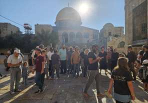 مئات المستوطنين يقتحمون المسجد الأقصى