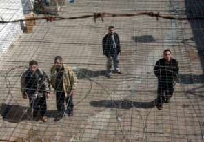 حماس تحمّل الاحتلال المسؤولية عن حياة الأسرى الفلسطينيين نتيجة تفشي فيروس (كورونا)