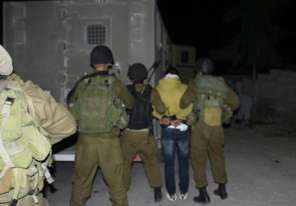 الاحتلال يعتقل ثمانية شبان في دورا القرع