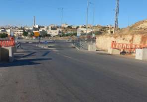 بلدية الخليل تستنكر وضع الاحتلال بوابات حديدية على مداخل &#34;قلقس&#34;