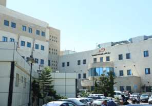 طبيب في مجمع فلسطين الطبي يتهم وزارة الصحة بنقله تعسفيًا.. ووكيل الوزارة يرد