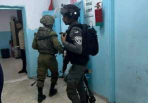 شاهد: قوات الاحتلال تعتدي على معلمين وطلبة في مدرسة أساسية بالخليل