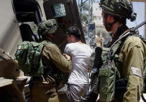 قوات الاحتلال تعتقل عدداً من المواطنين في الضفة الغربية