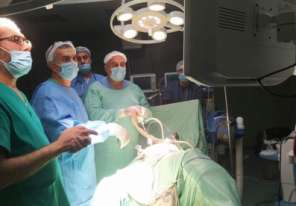 وفد من جمعية أطباء لحقوق الإنسان يجري 20 عمليّة جراحيّة بغزة