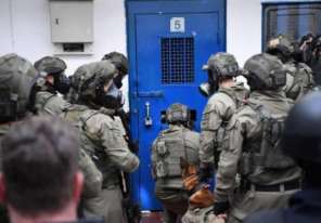 قوات القمع تقتحم قسم (5) في سجن ريمون وتنقل أسرى للزنازين والتحقيق